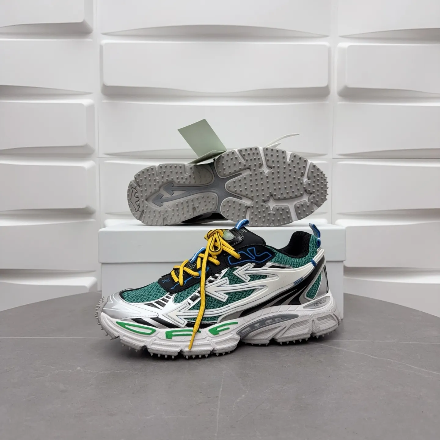 【off- white】P: 720💰Couple style👫, Size: 35-44 (Male 38.45.46 custom-made) High-quality version👊"Out of office" series original mold opening, original lasting, production process 1:1 original version ➰OFF GREY) OFF-WHITE Be Right Back Couple style👫Round toe lace-up arrow pattern low-top lifestyle casual shoes green. A running shoe called the "Be Right Back" sneaker. The design of this sneaker is inspired by Japanese sports aesthetics and craftsmanship, with running performance and principles at its core.